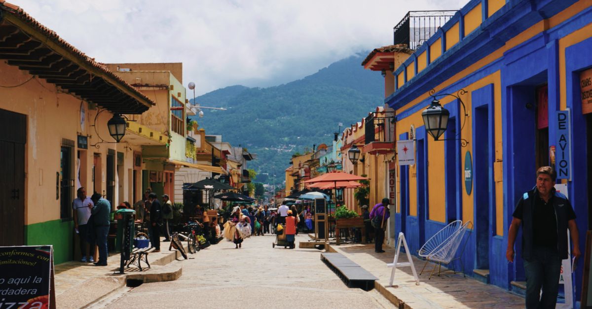 Calle adoquinada con casas de colores y una bicicleta apoyada